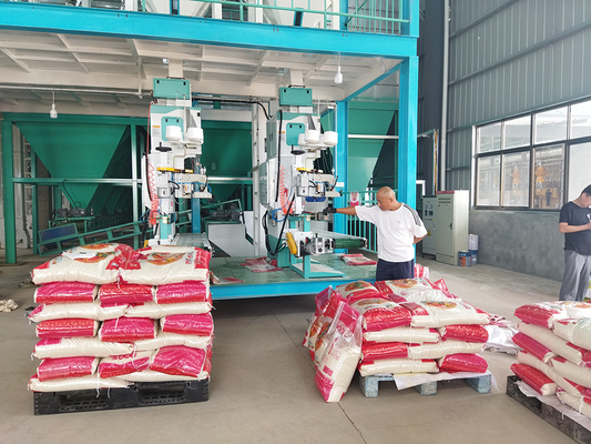 Mesin Pengemas Beras 5 - 50kg High Speed ​​Conveyor Automatic Lifting